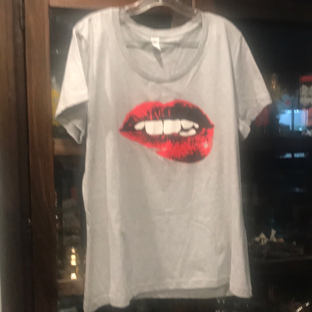 Tee  red lips never worn NWT